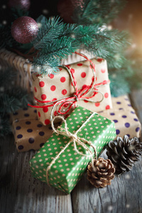 圣诞快乐, 新年愉快。篮子圣诞节玩具和圣诞节礼物在木背景