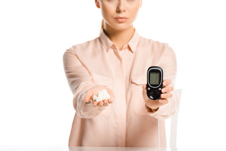 妇女持有精制糖和血糖仪的图像在白糖尿病概念上的分离