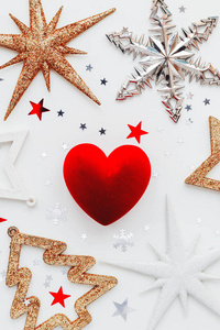 圣诞节和新年假期背景与装饰和红色礼品心盒。 俯视平躺。