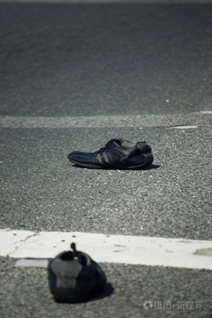 路中间丢失的鞋子