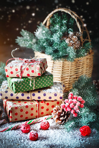 圣诞快乐, 新年愉快。篮子圣诞节玩具和圣诞节礼物在木背景