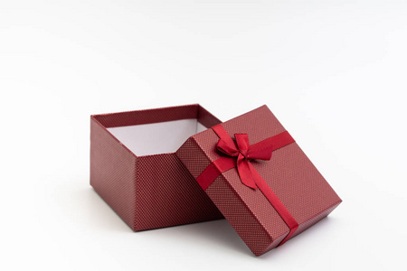 带有白色背景彩带的礼物盒，圣诞节生日特别场合