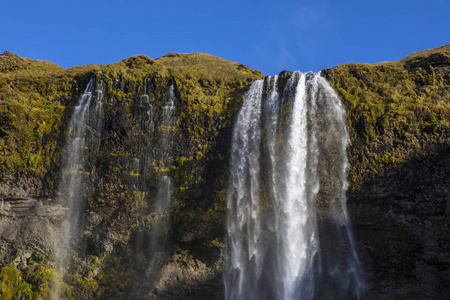 冰岛南部壮丽的塞尔贾兰斯瀑布。 瀑布下降60米，是Seljalands河的一部分。