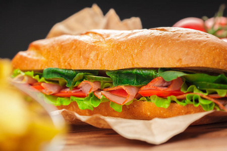 把美味的三明治放在木桌上
