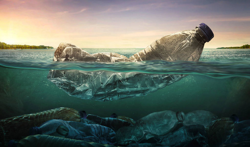 海洋塑料水瓶污染环境概念