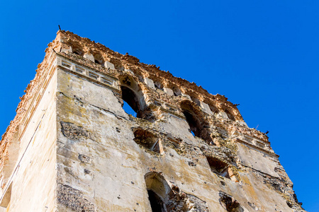 在蓝天背景下的中世纪古堡塔