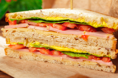 把美味的三明治放在木桌上
