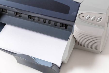 在桌子上合上现代打印机