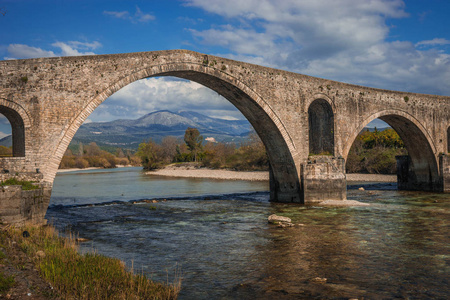 希腊阿尔塔阿拉斯河上中世纪的桥像