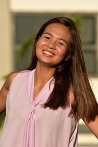 年轻的菲律宾女人微笑