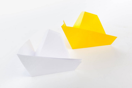 白色背景的纸纸折纸船