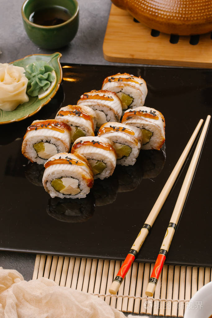 日本传统寿司卷配姜和辣芥末