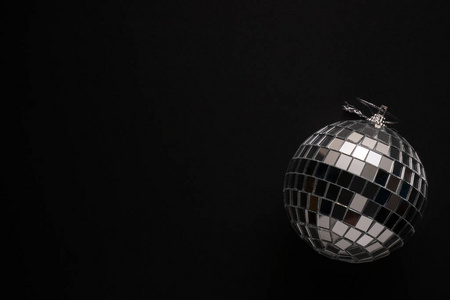 摆设黑色背景的镜面片制成照片