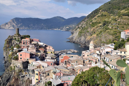 意大利利古里亚的Cinque Terre中的Vernazza的全景