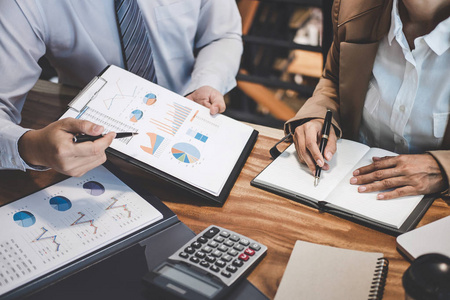 启动项目计划和讨论信息的财务战略与笔记本电脑的成功团队合作的结果