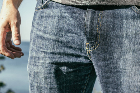 湿的裤子一个穿着湿牛仔裤的在海滩上照片