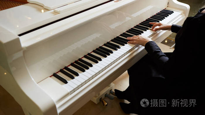 女人双手在键盘上的钢琴特写