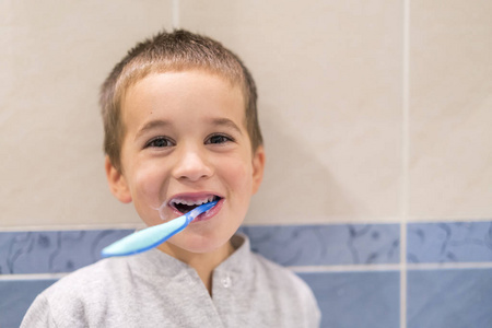 可爱的蹒跚学步的男孩在浴室里刷牙。学习如何保持健康的孩子。医疗保健理念