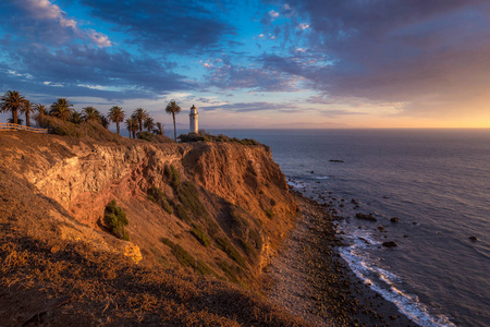 美丽的海岸景色维森特点灯塔在陡峭的悬崖上的兰乔帕洛斯维德斯加利福尼亚日落