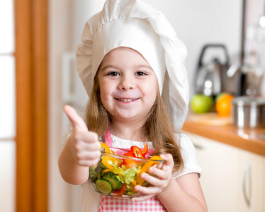 吃健康食品，竖起大拇指的孩子
