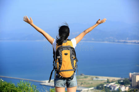 感恩远足女子海滨山