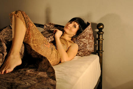 穿内衣的金发美女穿热睡衣的女孩穿热睡衣的女孩戴珍珠和睡衣的漂亮