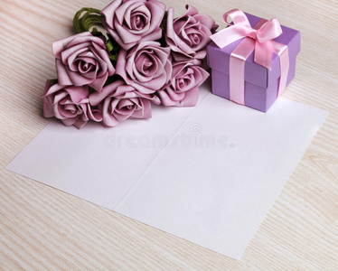 带鲜花和礼物的空白卡片