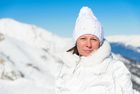 山上穿滑雪服的女人图片