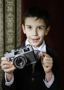 孩子用老式相机拍照