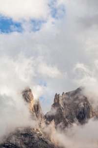 云中的岩石山峰