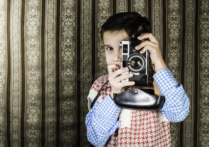 孩子用老式相机拍照图片