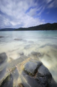 夏季多岩石的岛屿群岛