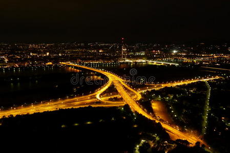 夜间公路交叉口