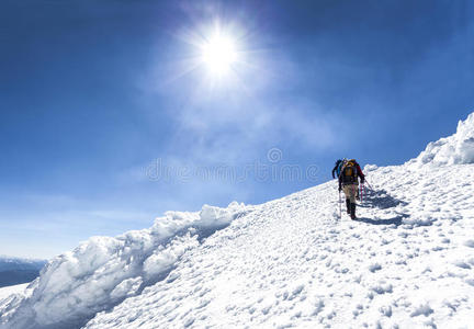 登山者在通往活火山顶部的路上。