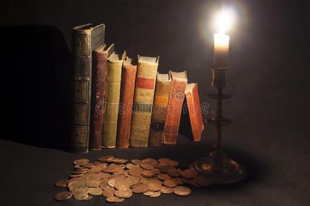 有硬币和蜡烛的古书