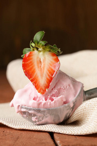 草莓冰淇淋配浆果