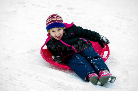 快乐的女孩滑下雪山