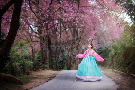 韩服韩国传统服饰和美丽的亚洲女孩wi