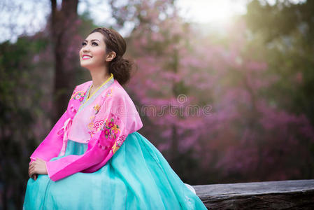 韩服韩国传统服饰和美丽的亚洲女孩wi
