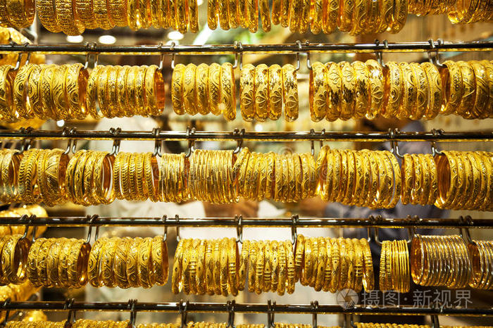 下载小样发票合同问题/举报金色手镯,灰色上有宝石一堆黄金首饰宝石