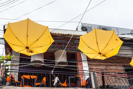 黄色雨伞装饰的街道图片