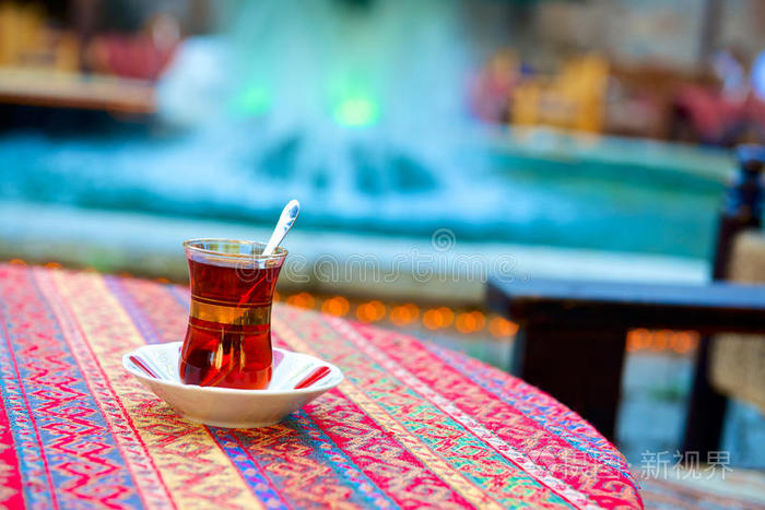 桌上的一杯传统土耳其茶，有彩色背景