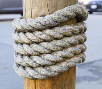 用绳子把用绳子把木头捆起来照片