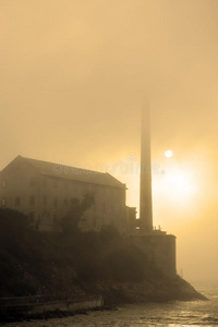 大雾期间的旧金山恶魔岛图片
