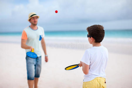 父子俩在打沙滩网球