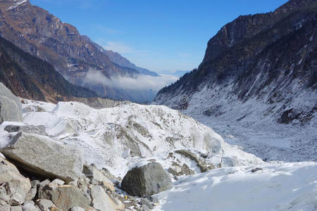 晨曦中的雪山