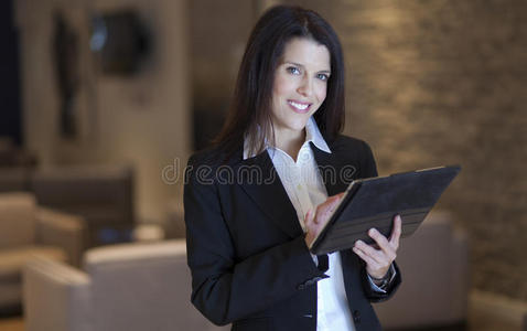 女商人在酒店里制作平板电脑