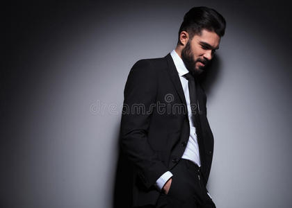 年轻的时尚男人低头,远离镜头照片