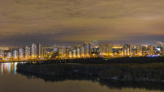 莫斯科之夜。明亮灯光的反射