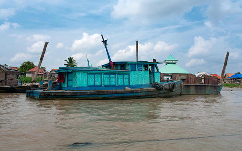 印度尼西亚苏门答腊巨港河畔船。